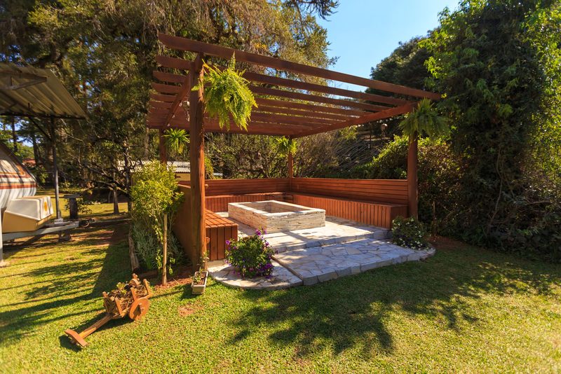 Volně stojící pergola s posezením – Svitavy, Modřín 4×4 m, pultová střecha, stavebnice